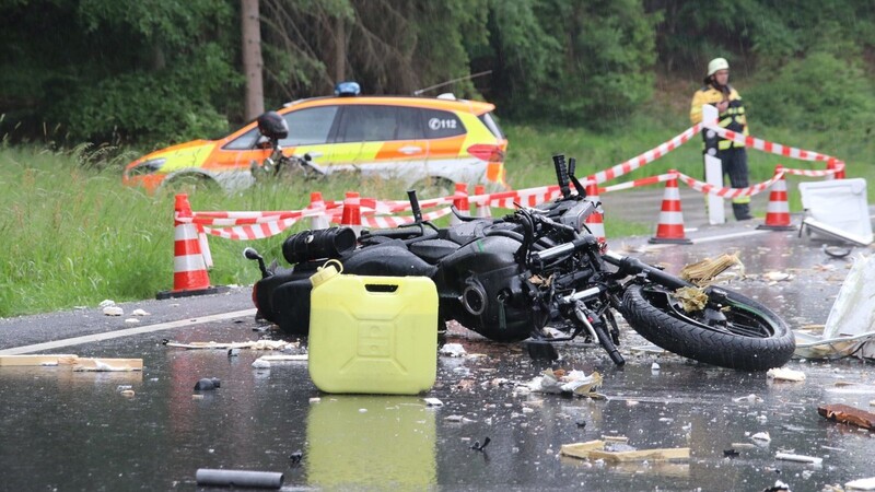 Tödlich verletzt wurde ein Motorradfahrer bei einem Unfall auf der Bundesstraße B85.