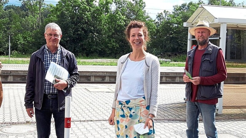 Landesvorsitzende der Grünen, Eva Lettenbauer, Gemeinderat Martin Seeanner, Direktkandidatin Maria Krieger und Sepp Maier (v.l.) machen sich ein Bild von der Situation am Bahnhof.