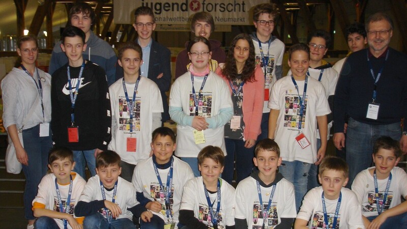 Die Fraunhofer-Teilnehmer des Regionalwettbewerbs Jugend forscht zusammen mit den betreuenden Lehrkräften.