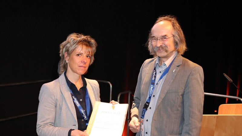 Dr. Birgit Großer erhält die Urkunde von Prof. Josef Köhrle, Präsident der Deutschen Gesellschaft für Endokrinologie (DGE).