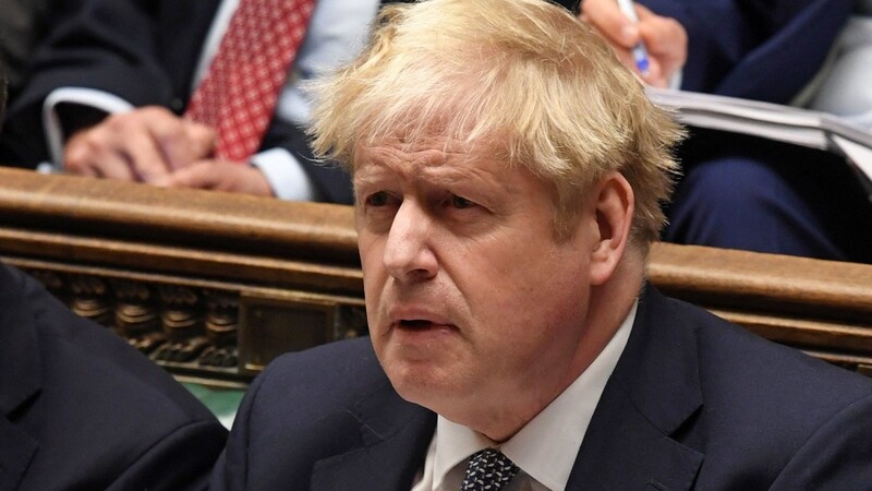 Der britische Premierminister Boris Johnson muss sich bei einer Befragung im Unterhaus vor der Opposition rechtfertigen.