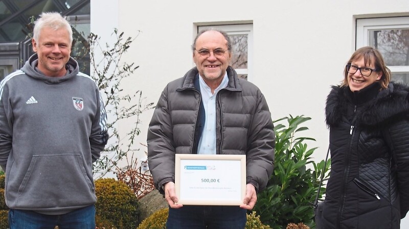 Bürgermeister Rolf-Peter Holzleitner (Mitte) freute sich über die Initiative und nahm den Spendenscheck über 500 Euro entgegen. Er bedankte sich bei Kursleiter Hans-Peter Höpfl.