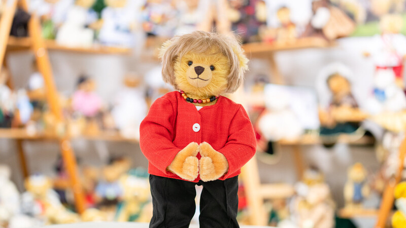 Ein Merkel-Teddy steht im Musterraum der Teddy-Fabrik Hermann in Coburg.
