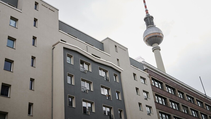 Seit Sonntag ist die Kaltmiete in Berlin rückwirkend auf der Höhe vom 18. Juni 2019 eingefroren. Überhöhte Mieten werden gekürzt.
