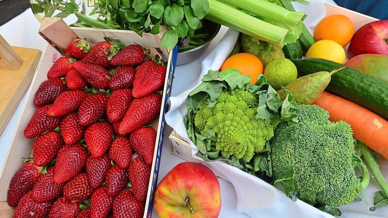 Diverses Obst und Gemüse hatte sich bei dem Unfall auf der Autobahn verteilt. (Symbolbild)