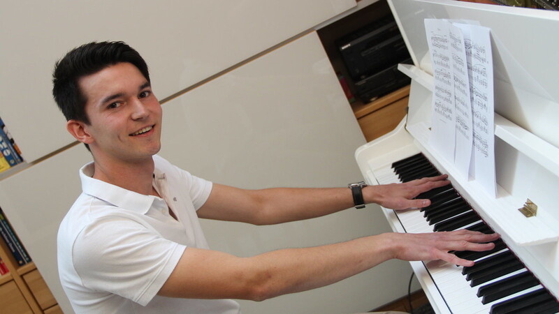 Florian Wagner an seinem Hauptinstrument: dem Klavier. Beim Spielen singt er und lässt sich filmen. Das Resultat landet im Netz.
