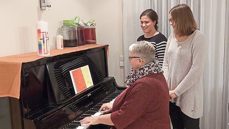Andrea Dietlmeier nahm gemeinsam mit ihren Töchtern zu Hause wieder Lieder als kurze Videos auf, die die KiGo-to-go-Teilnehmer per QR-Code auf ihrem Handy öffnen können.  Fotos.