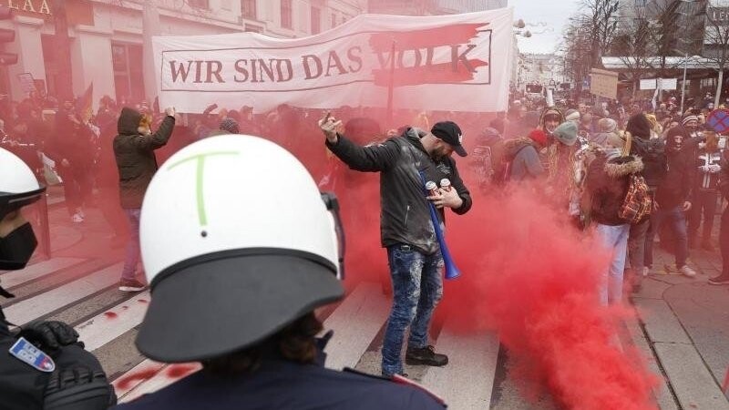 Roter Rauch und Stinkefinger gegen die Polizei: Der Protest der Corona-Gegner in Wien.