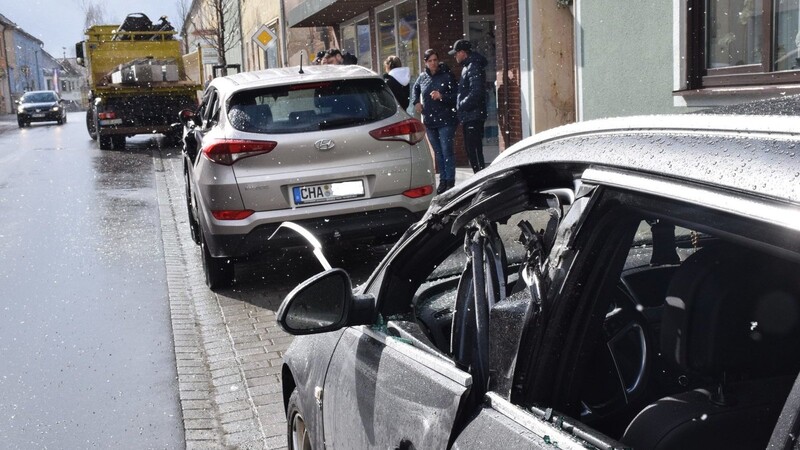 Zwei geparkte Autos sind bei dem Unfall in Rötz schwer beschädigt worden.