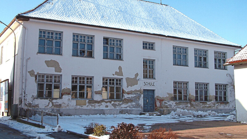 "Die Schulhäuser von Kirchdorf" ist nur eins der derzeit acht Themen auf der neuen Internet-Seite des Vereins "Schimmelbote" in Rudelzhausen. Das Schulhaus auf unserem Bild vom Januar 2004 ist jetzt auch schon Geschichte.