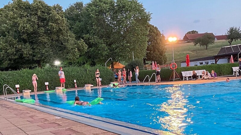 Eine Premiere gab es im Freibad Hohenthann: Die erste Freibadnacht fand im Rahmen des Ferienprogramms statt.