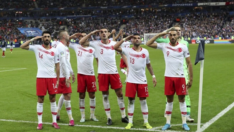 Einige türkische Spieler zeigten nach dem Ausgleichstreffer gegen Frankreich einen Militärgruß.