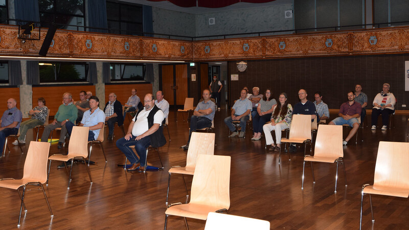 Zur Niederambacher Ortsteilversammlung in der Moosburger Stadthalle waren 21 Bürger des ehemaligen Gemeinde Niederambach sowie einige Moosburger Stadträte gekommen.