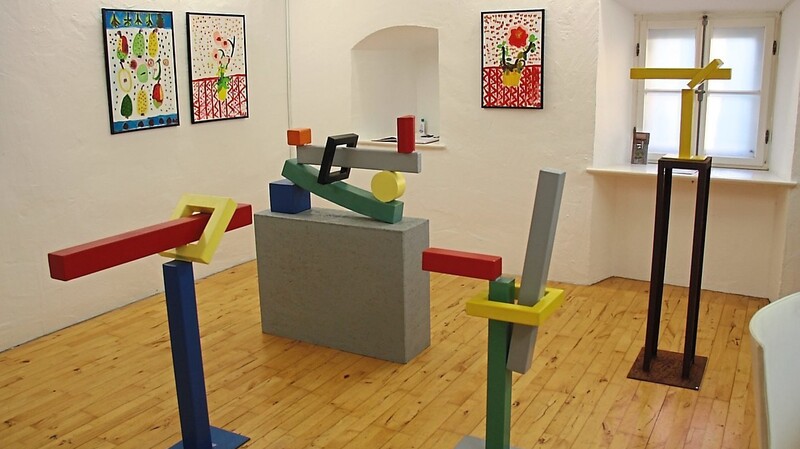 Beate Armann und Roland Mayer bespielen Raum 1 im Weytterturm mit farbenfroher Malerei und schwerer Kunst aus Stahl.