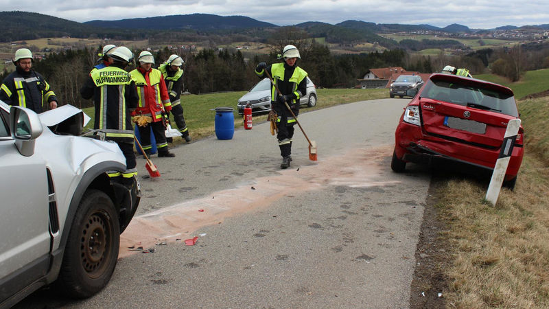 Drei Menschen wurden am Sonntag bei einem Unfall bei Fichtental leicht verletzt. Feuerwehrleute reinigten die Straße.