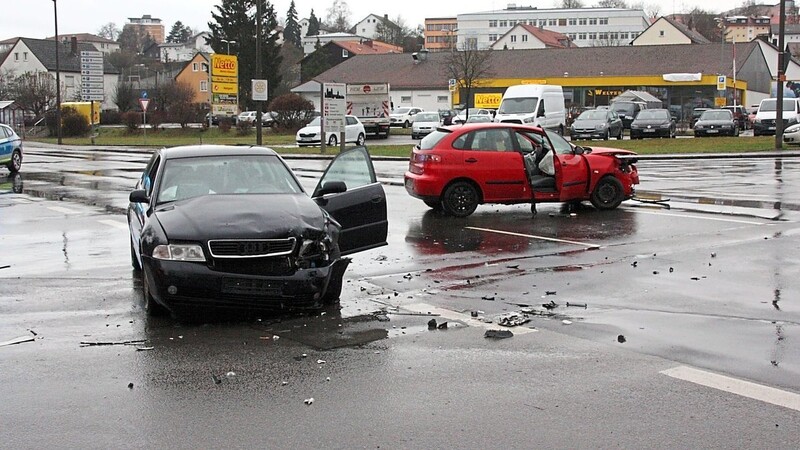 Die zwei am Unfall beteiligten Fahrzeuge kamen nach der Kollision auf der Rachelstraße zum Stehen.