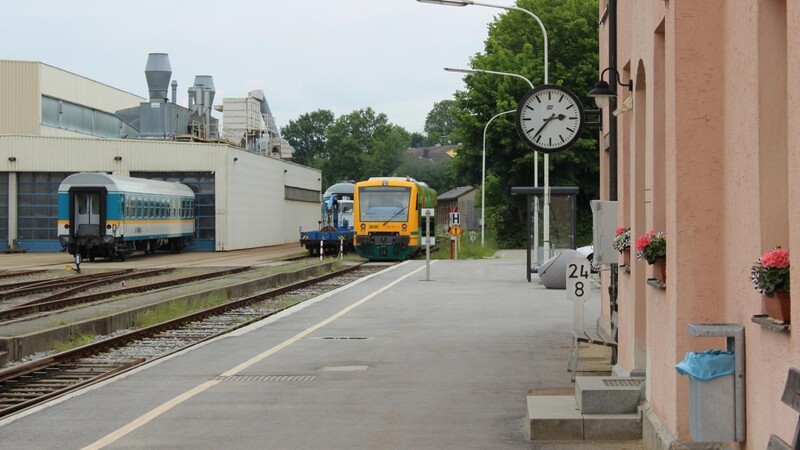 Mit dem Zug geht es nach Deggendorf, respektive nach Viechtach. Den Fahrpreis erstatten die Grünen.