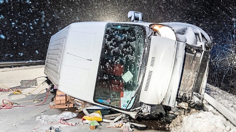 Unter diesem Lieferwagen kam ein 39-Jähriger auf der Autobahn A 6 bei Amberg ums Leben.