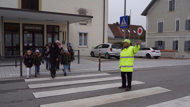 Schülerlotse Wilhelm Thume und seine Kollegen sorgen dafür, dass die Fußgänger sicher über die Straße kommen.