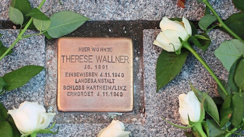 Ein "Stolperstein" erinnert seit 2010 vor dem Schierlinger Rathaus an Theres Wallner, eines von über 70 000 Opfern der "T4-Aktion" der Nazis. Sie wurde vor 80 Jahren ermordet.