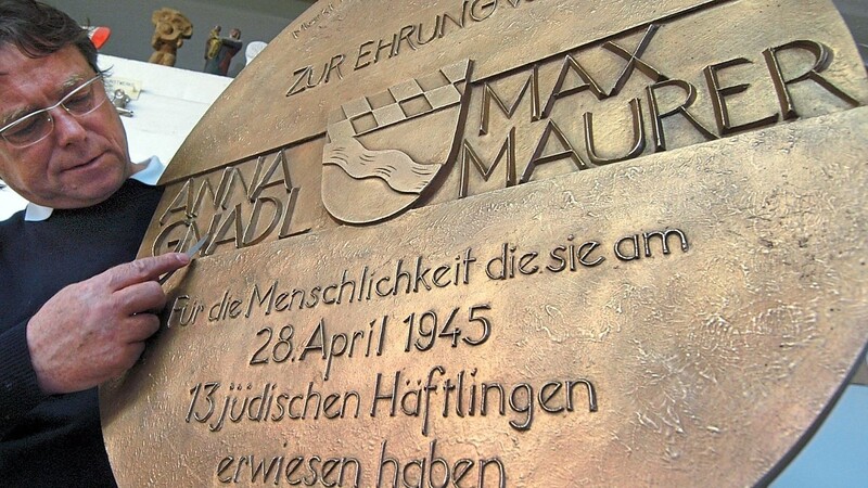 Der Künstler Alfred Böschl machte 2005 im niederbayerischen Adlhausen die Gedenktafel für Max Maurer und Anna Gnadl. Eine Gedenktafel in Neufahrn erinnert an Josef Kimmerling.