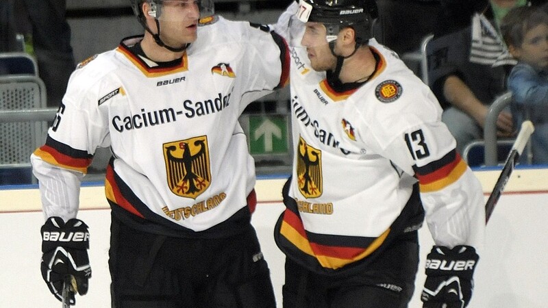 Spielt Tobias Rieder (rechts) beim Eishockey-Länderspiel in Landshut am 17. April?