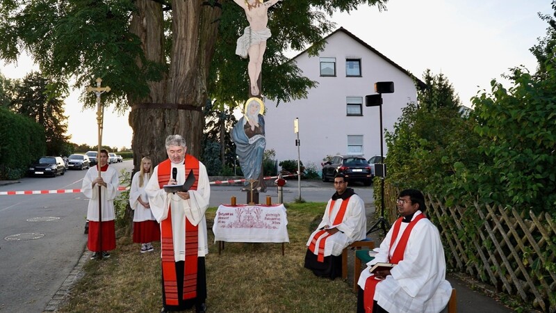 Pfarrer Johannes Hofmann und seine Mitzelebranten Kaplan Kanikyam Arva (rechts) und Pfarrvikar Pater Thomas bei der Segnung.