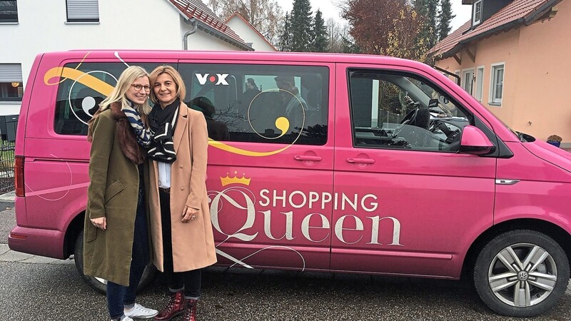 Katharina Thumann mit ihrer Mutter Evi, die sie als Shopping-Begleitung ausgewählt hatte, vor dem Shopping Queen-Bus.