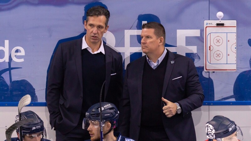 Können auch am Mittwoch nicht antreten: die Straubing Tigers um das Trainer-Team aus Tom Pokel (rechts) und Rob Leask (links).