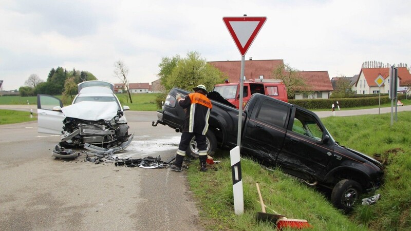 Bei einem Unfall in Taimering (Landkreis Regensburg) sind am Freitagvormittag zwei Menschen verletzt worden.