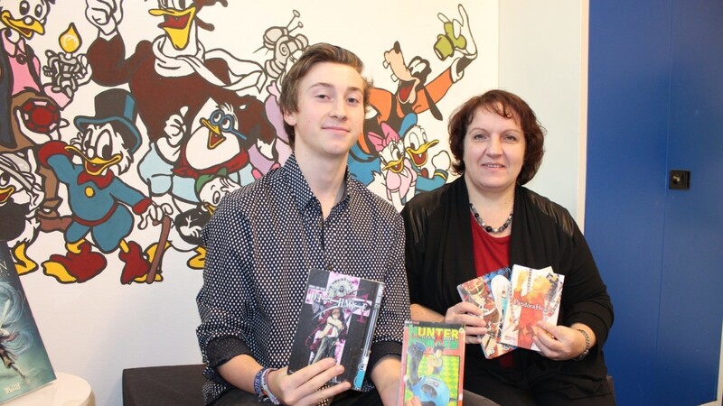 Robert Tilbury und Alice Groffner freuen sich über die neue Comic- und Manga-Abteilung.
