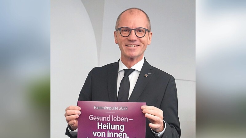 Roman Gerl präsentiert das Plakat zu den Fastenimpulsen 2023.