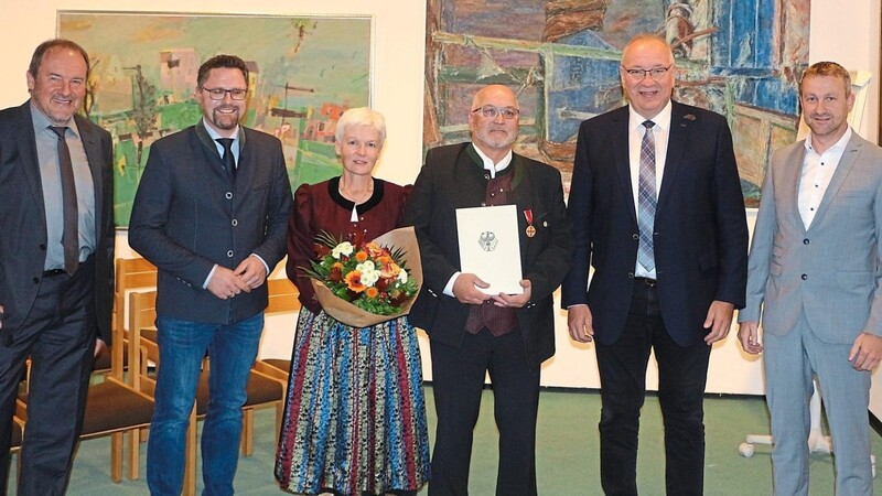 Landrat Franz Löffler überreichte Hermann Zapf (3. v. r.) die Bundesverdienstmedaille im Beisein dessen Frau Anneliese. Sepp Schmid (v.l.), MdL Dr. Gerhard Hopp und Arrachs Bürgermeister Gerhard Mühlbauer gratulierten.