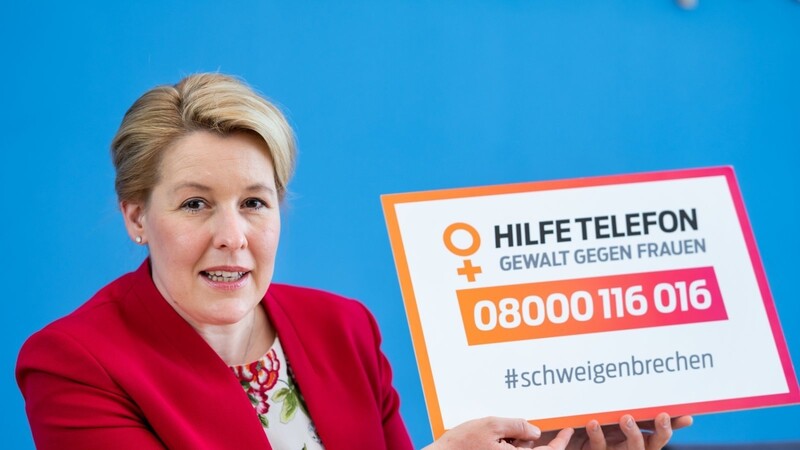 Franziska Giffey (SPD) stellt in der Bundespressekonferenz den 8. Jahresbericht des Hilfetelefons "Gewalt gegen Frauen" vor. 2020 sind 51.400 Beratungen durchgeführt worden.