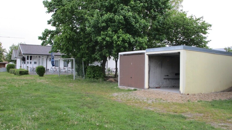 Eine zweite Fertigteil-Garage bietet zusätzliche Lagerfläche.