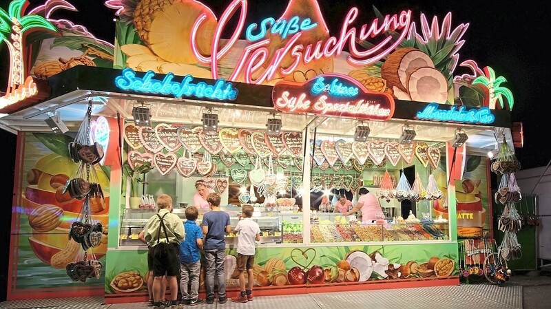 Auch einige Schausteller, die seit vielen Jahren auch beim Volksfest dabei sind, bieten am Rande des Wirtsgartens Süßigkeiten an.