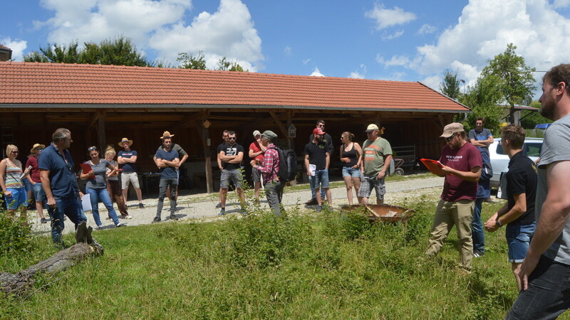 Zum Naturschutzpraxistag waren 30 angehende Landwirtschaftsmeister nach Johannesbrunn gekommen.