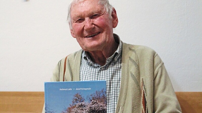 Josef Kriegmair mit seinem neuen Fotobuch, das er dem Obst- und Gartenbauverein anlässlich des 110-jährigen Jubiläums widmete.