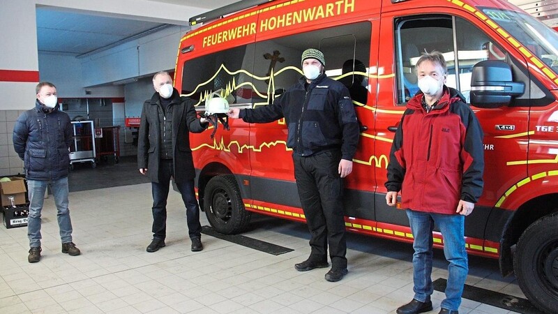 Bürgermeister Xaver Gmach (2.v.l.) mit den drei Kommandanten der Ortsfeuerwehren im Hohenwarther Gerätehaus  Foto: Hans Hausladen