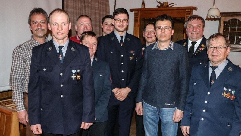 Die neue Vorstandschaft der Feuerwehr Bärndorf, mit im Bild die beiden Bürgermeister, Ehren-KBR Johann Weber und der scheidende Vorsitzende Josef Speckner senior (r.).