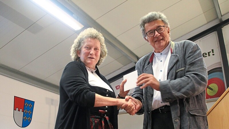 August Groh übermittelte die Glückwünsche des Kreisverbandes und überreichte Vorsitzender Rosi Daschinger das Geburtstagsgeschenk für den Verein.