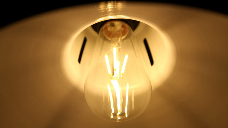 Sorgt für angenehmes Licht, hilft sparen und schont die Umwelt: LED-Glühbirne.