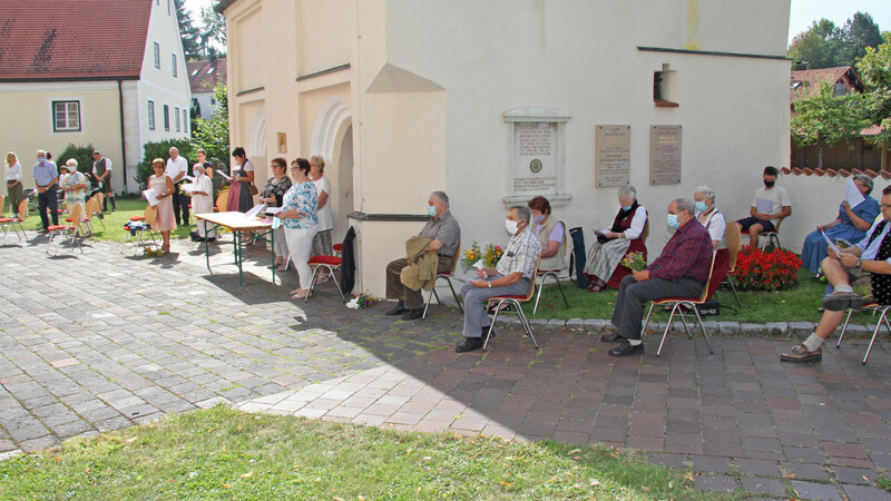 Bestens organisiert hatte die Pfarrei auch Sitzplätze im Freien, wo etwa 40 Gläubige dem Festgottesdienst akustisch beiwohnten.