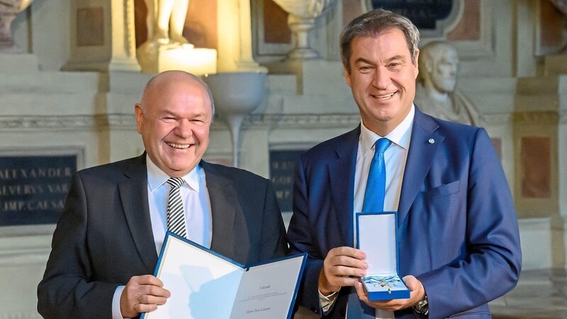 Bayerns Ministerpräsident Dr. Markus Söder verleiht den Bayerischen Verdienstorden an Toni Lauerer (links).