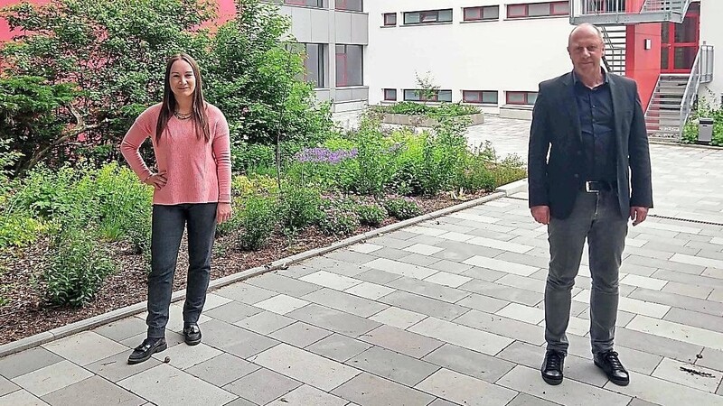 Schulleiter Josef Mühlbauer und Konrektorin Julia Firsching im Pausenhof der Realschule Waldmünchen.