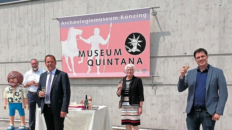 Coronabedingt nur im kleinen Kreis wurde auf das 20-jährige Bestehen des Museums Quintana in Künzing angestoßen.