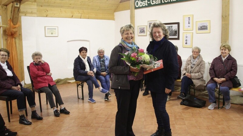 Vorsitzende Rosi Daschinger (r.) bedankte sich bei der langjährigen Übungsleiterin Rosi Schwaiger mit Blumen.