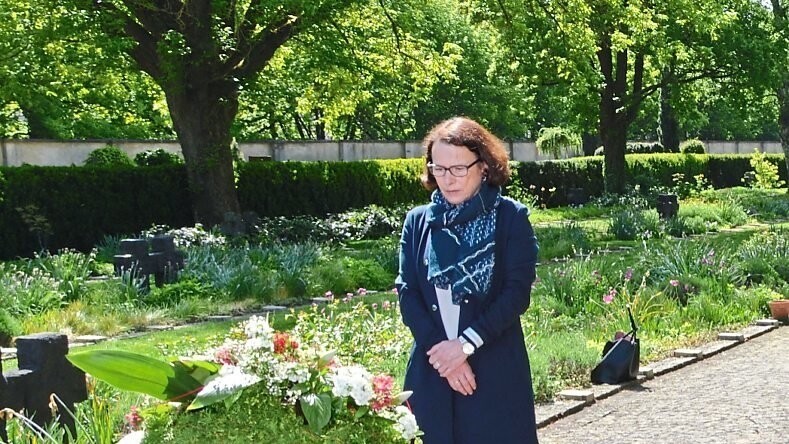 Oberbürgermeisterin Gertrud Maltz-Schwarzfischer legte einen Kranz zu Ehren der Gefallenen im Zweiten Weltkrieg nieder.