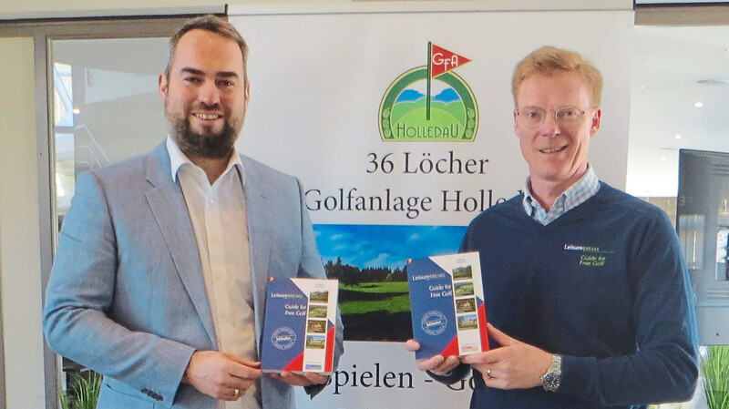 Der Geschäftsführer des Golfclubs Holledau, Andreas Zeising, und der Geschäftsführer von LeisureBreaks, Peter Rudolph, bei der Präsentation des "Guide for Free Golf".