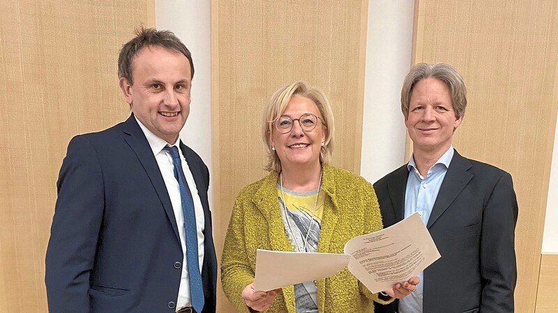 Freuen sich über den Erfolg: (von links) Bürgermeister Josef Schütz, MdL Sylvia Stierstorfer und Rechtsanwalt Benno Ziegler.